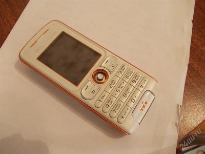 Лот: 1228909. Фото: 1. sony ericsson w200i обмен на зарадку... Кнопочные мобильные телефоны