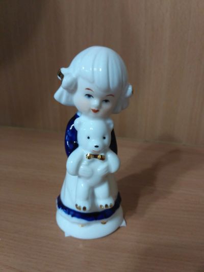 Лот: 11840652. Фото: 1. Сувенир статуэтка фарфор девочка... Фигурки, статуэтки