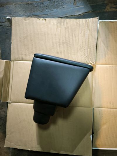 Лот: 21673982. Фото: 1. Подлокотник kia rio. Детали тюнинга