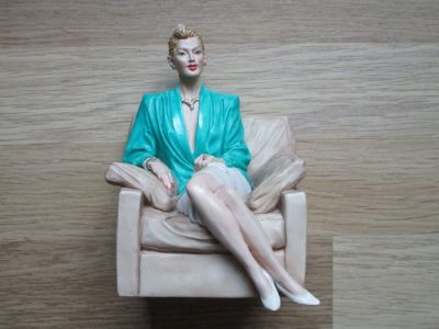 Лот: 12230272. Фото: 1. Статуэтка женщина в кресле фигурка... Фигурки, статуэтки