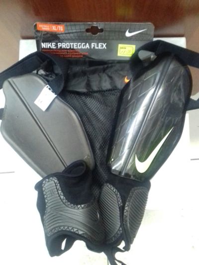 Лот: 15844547. Фото: 1. Футбол щитки Nike с голеностопом... Мячи, ракетки, шайбы, клюшки