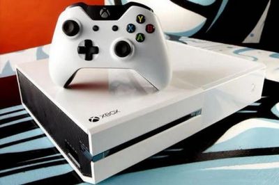 Лот: 5848576. Фото: 1. XBOX ONE WHITE 1 TB + 2 Джойстик. Игровые приставки, консоли