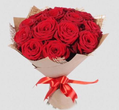 Лот: 7013902. Фото: 1. Букет из 15 красных роз в стильной... Свежие цветы