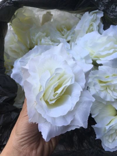 Лот: 11716825. Фото: 1. головки роз декоративные белые. Свежие цветы