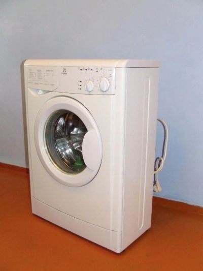 Лот: 7453871. Фото: 1. Машина стиральная Indesit WIU82. Стиральные машины