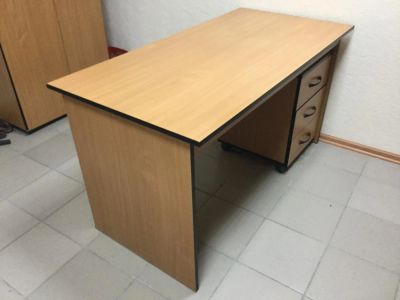 Лот: 10673790. Фото: 1. Стол офисный с выкатной тумбой. Компьютерные и письменные столы