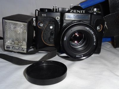 Лот: 3211812. Фото: 1. Фотоаппарат Zenit-11 со вспышкой. Плёночные зеркальные