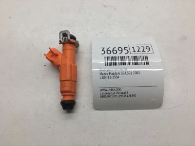 Лот: 20388045. Фото: 1. Форсунка топливная Mazda Mazda... Топливная система