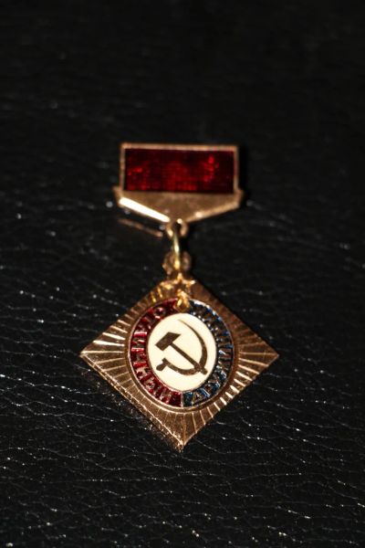 Лот: 3878913. Фото: 1. Знак на подвеске Отличный дружинник... Бижутерия ручной работы