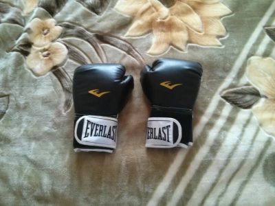 Лот: 4676925. Фото: 1. Боксёрские перчатки Everlast... Защита тела