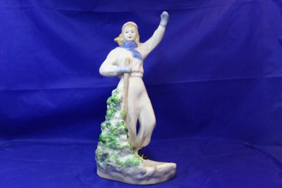 Лот: 19704504. Фото: 1. Фарфоровая статуэтка редкая Лыжница... Фарфор, керамика
