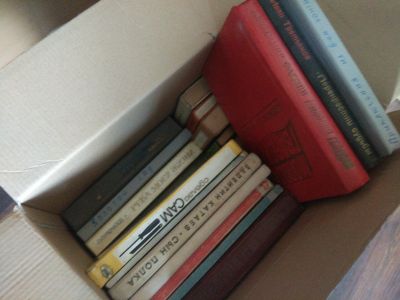 Лот: 12234676. Фото: 1. Книги в коробке одним лотом. Художественная