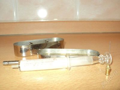 Лот: 725738. Фото: 1. Шприц с иголками старинный... Другое (антиквариат)