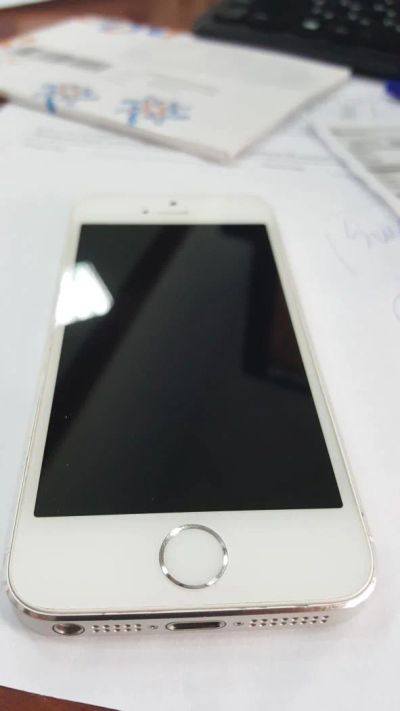 Лот: 6093076. Фото: 1. iPhone 5s silver (не рабочий... Смартфоны