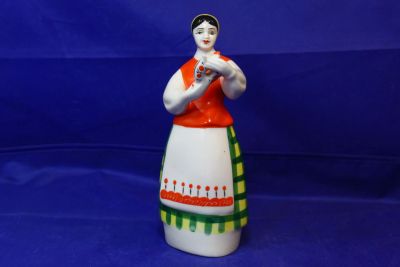 Лот: 19706318. Фото: 1. Фарфор статуэтка Девушка с куманцом... Фарфор, керамика