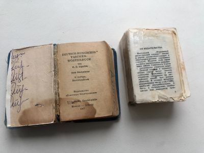 Лот: 17813914. Фото: 1. 2 старых карманных переводчика. Календари