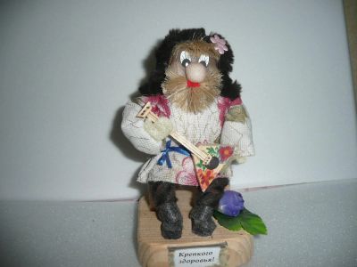 Лот: 4786414. Фото: 1. домовенок "балалаечник" на скамейке. Авторские куклы, игрушки, поделки