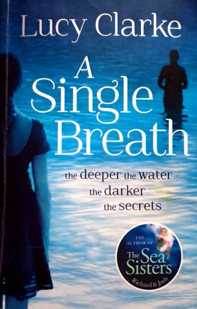 Лот: 20548301. Фото: 1. Lucy Clarke - A Single Breath... Художественная