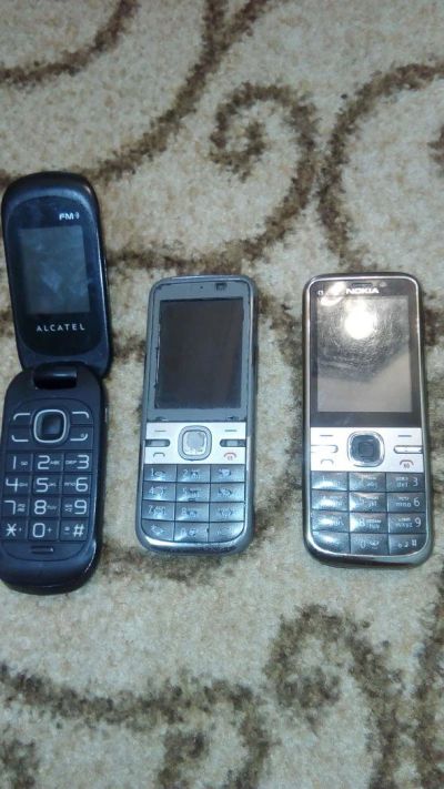 Лот: 10426936. Фото: 1. Nokia c5 две штуки и Alcatel. Кнопочные мобильные телефоны