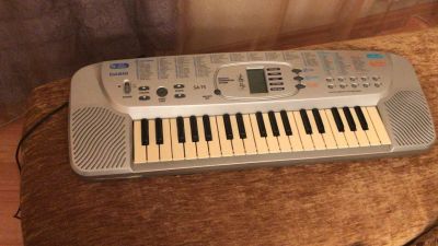 Лот: 12537799. Фото: 1. Детский синтезатор Casio SA-75. Клавишные