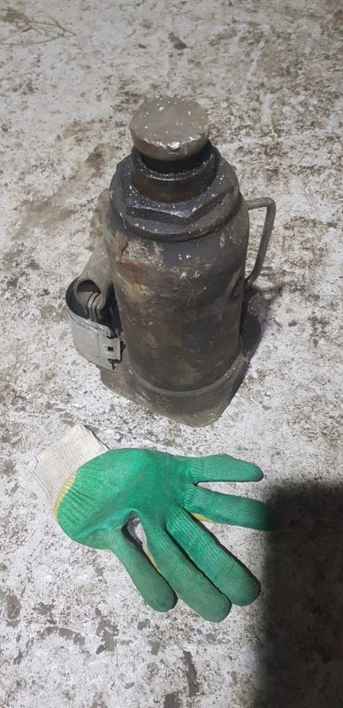 Лот: 15158630. Фото: 1. Домкрат, судя по размерам 6-12т. Домкраты