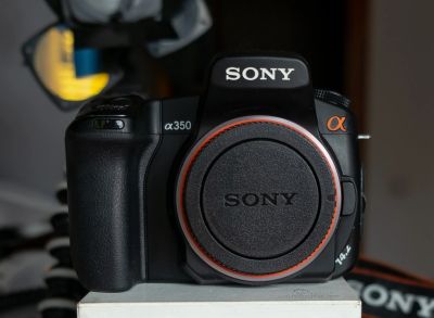 Лот: 13362500. Фото: 1. Sony a350 и осветитель. Цифровые зеркальные