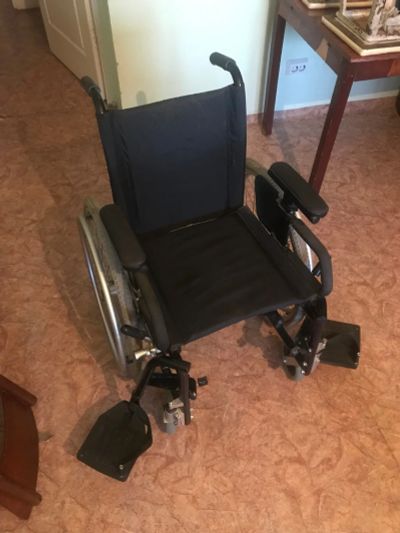 Лот: 12995162. Фото: 1. Инвалидное кресло-каталка в очень... Реабилитация, уход за больными