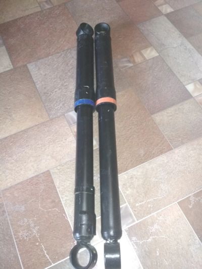 Лот: 12147012. Фото: 1. Стойки Toyota Hilux (2 шт) задние. Ходовая, подвеска, рулевое управление
