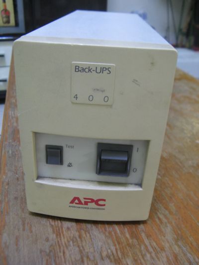 Лот: 19674004. Фото: 1. Бесперебойник APC 400. ИБП, аккумуляторы для ИБП