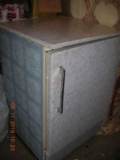 Лот: 14976890. Фото: 1. Старенький холодильник с маленькой... Холодильники, морозильные камеры