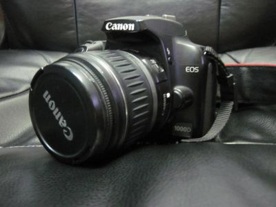 Лот: 7974435. Фото: 1. Зеркальная камера Canon EOS 1000D... Цифровые зеркальные