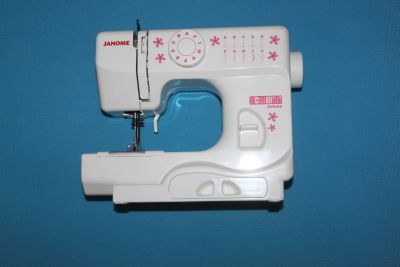 Лот: 12042644. Фото: 1. Швейная машина janome mini deluxe. Швейная, вязальная