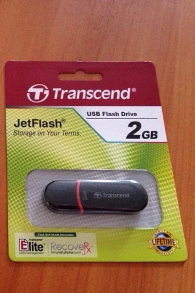 Лот: 7645497. Фото: 1. Две новые флешки на 2 гб каждая. USB-флеш карты