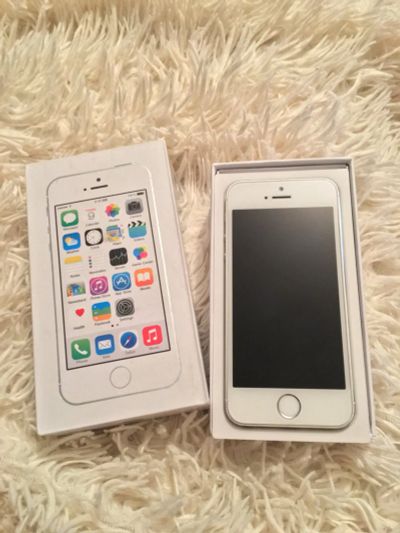 Лот: 11935947. Фото: 1. iPhone 5s silver 16gb. Смартфоны