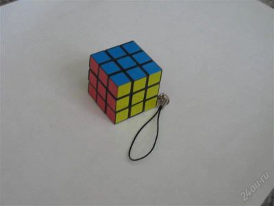 Лот: 997596. Фото: 1. брелок - кубик рубик. Фигурки, статуэтки