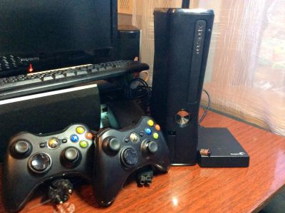 Лот: 4760373. Фото: 1. XBOX 360 slim + freeboot (около... Игровые приставки, консоли