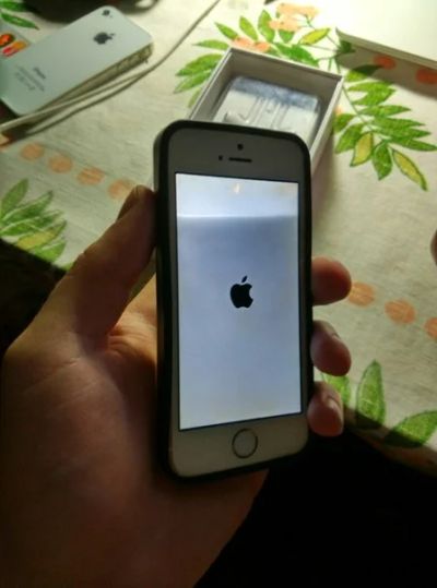 Лот: 6781409. Фото: 1. Продам iPhone 5s. 16gb. Золотой... Смартфоны