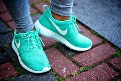 Лот: 14958229. Фото: 1. Кроссовки Nike Roshe run яркие. Кеды, кроссовки, слипоны