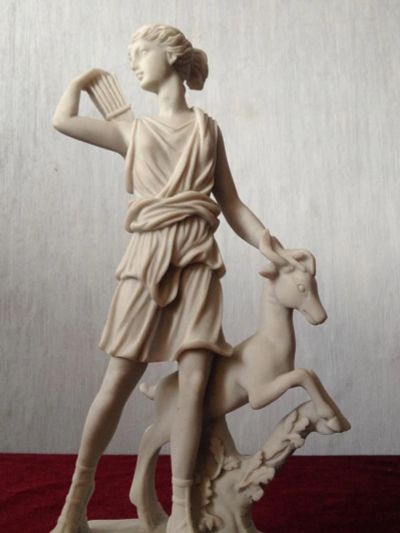Лот: 8333311. Фото: 1. Статуэтка Артемиды из мраморной... Фигурки, статуэтки