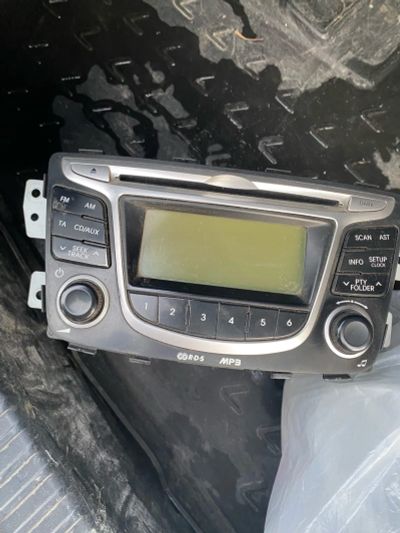 Лот: 18823110. Фото: 1. Штатная магнитола hyundai solaris. Автомагнитолы