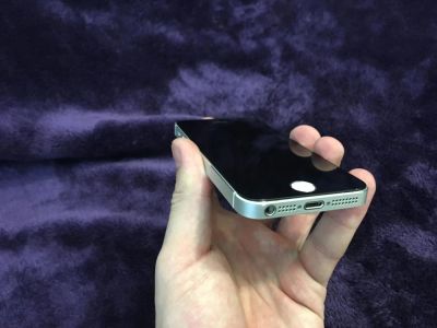Лот: 7033533. Фото: 1. iPhone 5S 64 Gb (чернобелый). Смартфоны