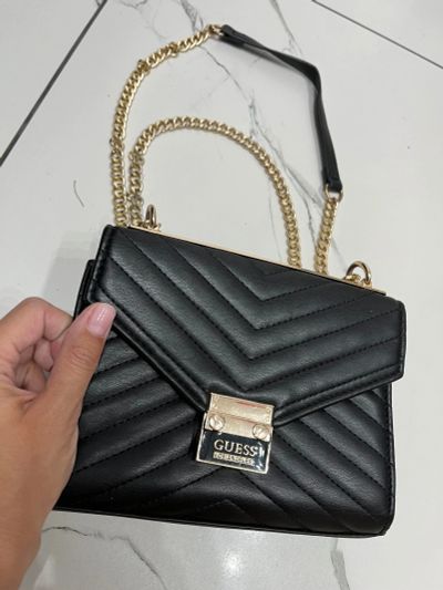 Лот: 22352278. Фото: 1. Сумка Guess с золотыми цепями... Сумки