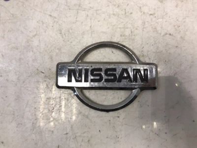 Лот: 21708530. Фото: 1. эмблема Nissan Sunny FB15. Двигатель и элементы двигателя