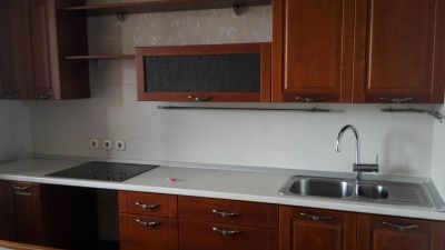 Лот: 10448316. Фото: 1. Кухонный гарнитур из дерева с... Кухонные гарнитуры