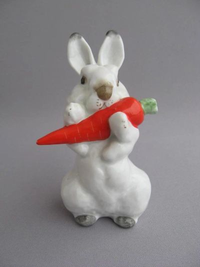 Лот: 10705249. Фото: 1. Заяц с морковкой фарфор ЛФЗ Модель... Фарфор, керамика