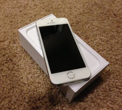 Лот: 9551241. Фото: 1. Iphone 5s silver 16gb. Смартфоны