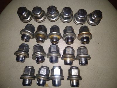 Лот: 17282796. Фото: 1. Гайки колеса на литьё Toyota. Секретки, гайки, проставки
