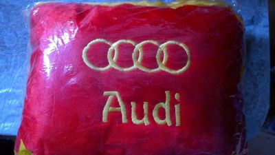 Лот: 5375941. Фото: 1. Подушка с логотипом "AUDI" (30... Одеяла, подушки
