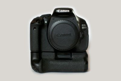 Лот: 6429525. Фото: 1. Canon 600d + оригинальная батарейная... Цифровые зеркальные