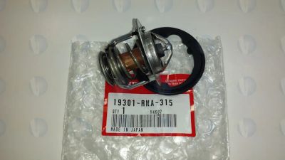 Лот: 20530616. Фото: 1. Термостат R18 Honda 19301-RNA-315. Двигатель и элементы двигателя